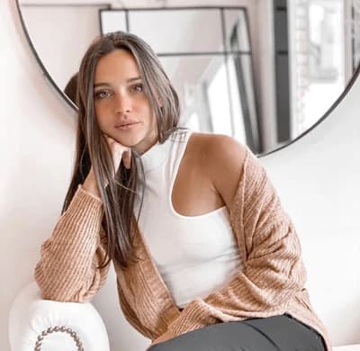 Retrato de Sofía, sentada junto a un espejo redondo